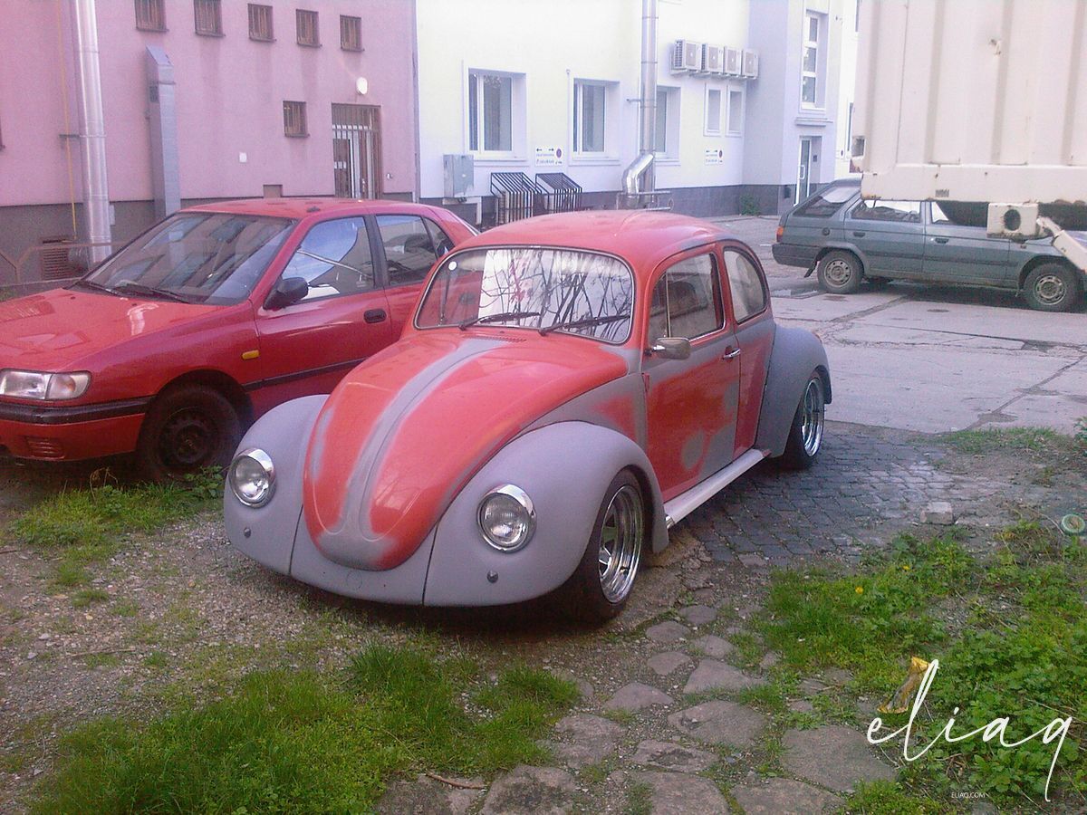 Un Volkswagen Beetle de carrocería ancha descubierto en Bratislava.