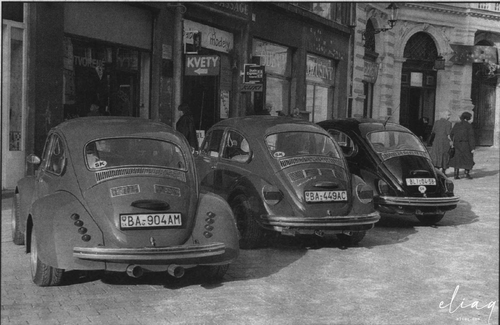 Foto antigua de coches en Bratislava, incluyendo joyas del club Volkswagen.